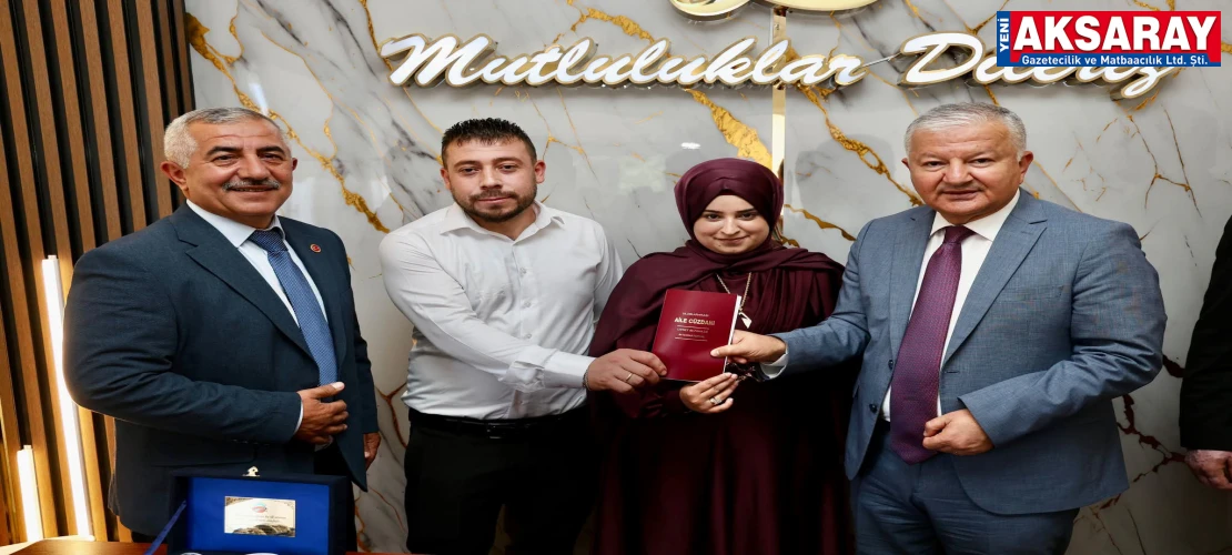 Evlenme cüzdanını geline verdi