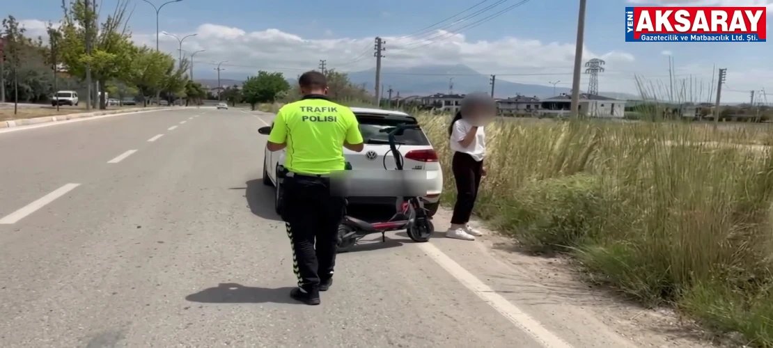 SKUTER KAZASI  Otomobile çarptı, başını arka cama vurdu