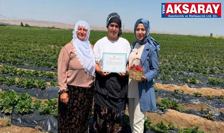 AK PARTİLİ KADINLARDAN  Tarlada üye ziyareti