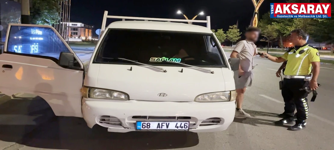 ALKOLLÜ VE EHLİYETSİZ SÜRÜCÜ ‘Aracım arızalandı’ oyununu polis bozdu