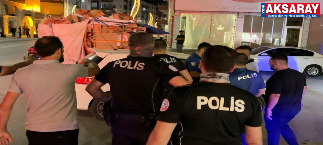 Biri oynayarak, diğeri zorla gözaltına alındı