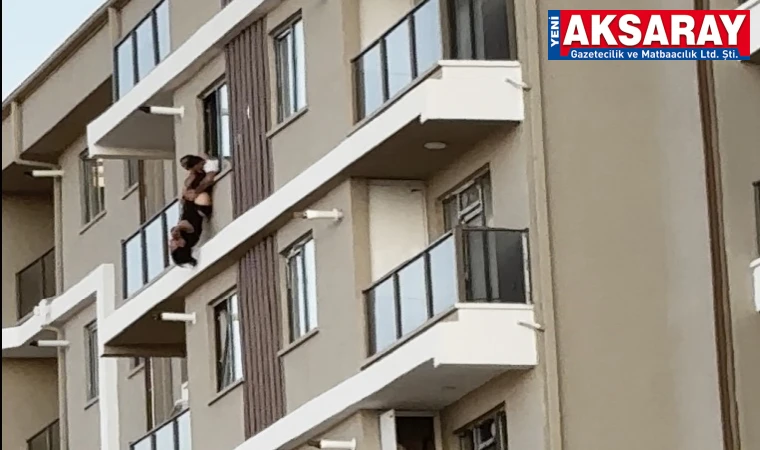 CANINA KIYMAK İSTEDİ 7. Katın balkonunda baş aşağı asılı yakalandı