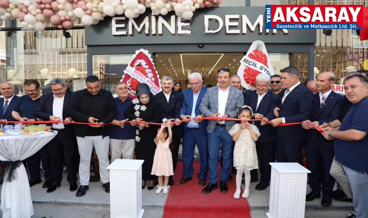 Emine Demir Giyim 4. Şubesini Şemsiyeli Sokak’ta hizmete açtı