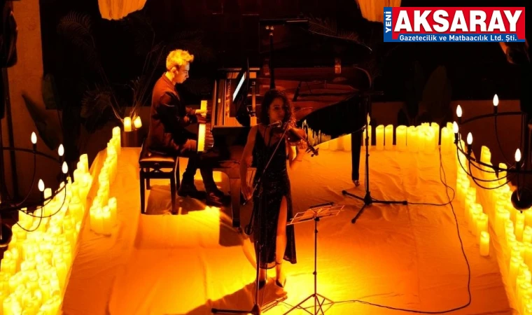Mum ışığı altında klasik müzik konseri