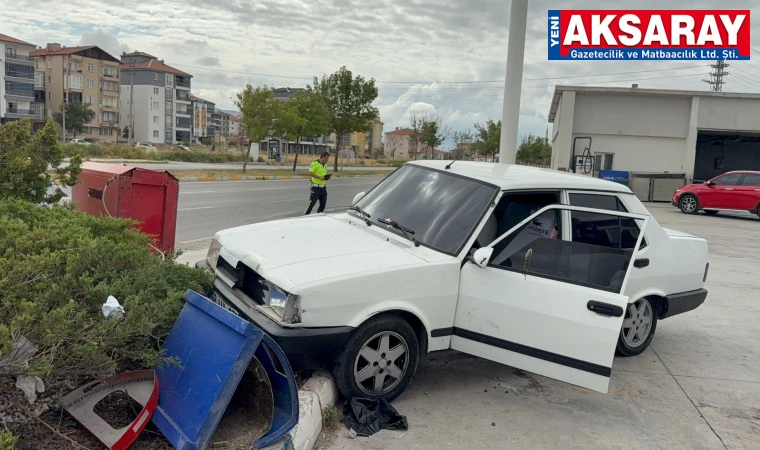 Otomobil refüje çıkıp direği devirdi