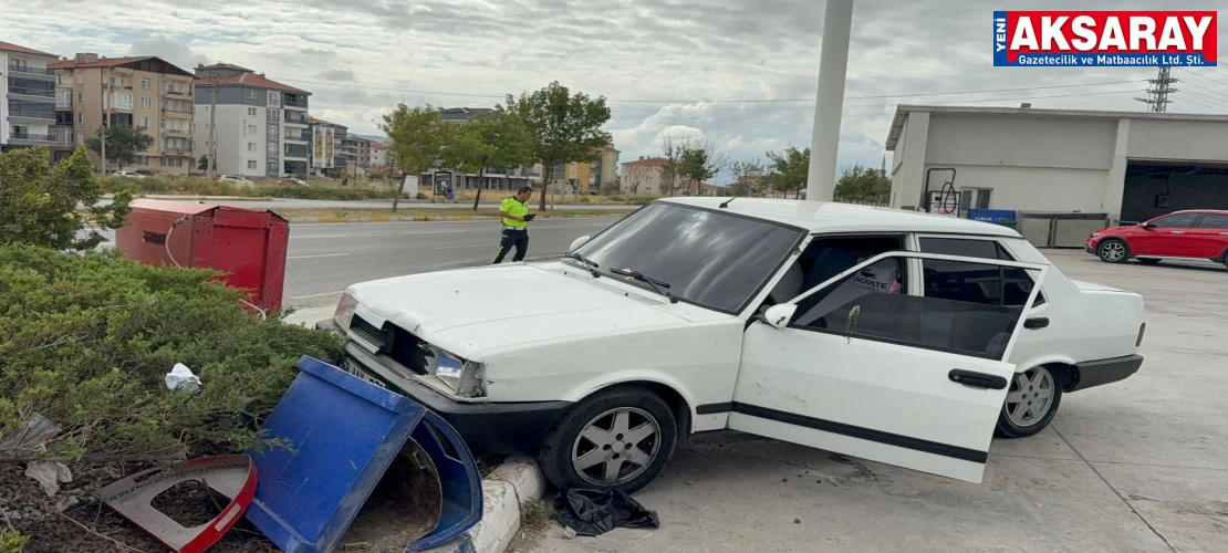 Otomobil refüje çıkıp direği devirdi