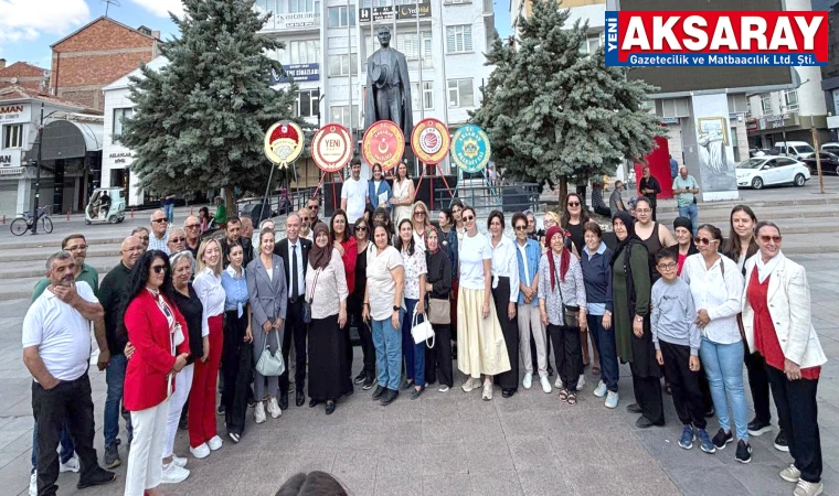 Yeni Parti anıta çelenk sundu