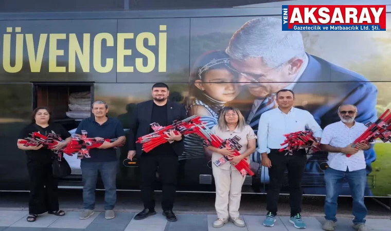 Mitinge davet edip bayrak dağıttılar