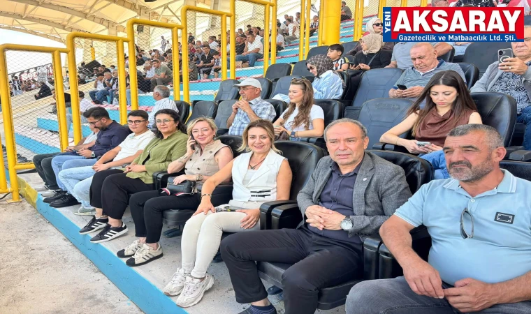 Parti teşkilatı Aksarayspor’a tribünden destek verdi
