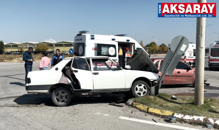 İki otomobil çarpıştı: 2 yaralı