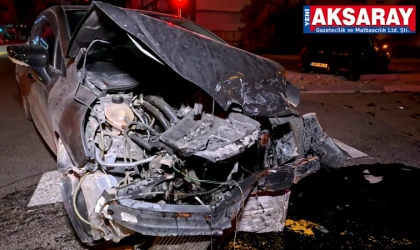 Kavşakta kaza yapan otomobil hurdaya döndü 