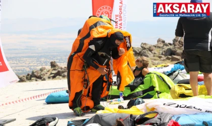 Yamaç paraşütü sporcuları komşu ile indiler
