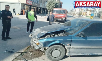 HAFİF TİCARİ ARAÇ İLE OTOMOBİL ÇARPIŞTI 7 Yaralı