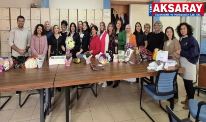 MUHTARDAN ÖĞRETMENLERE JEST Mahallesindeki 3 okulu ziyaret edip öğretmenlere çiçek verdi