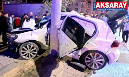 Otomobil direğe saplandı  2 AĞIR YARALI