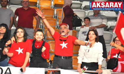 Tribünlerde Voleybol sevdalısı