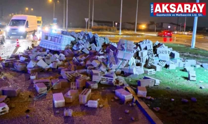 Bims yüklü Tır ile market servis aracı çarpıştı