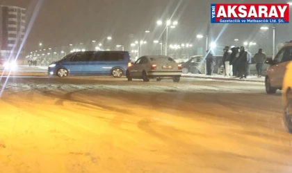 Karlı yolda drift atıyorlar