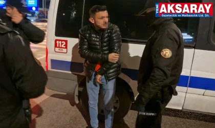 Arabanın içinde bıçaklandı