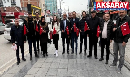 İyi Parti bayrak dağıttı
