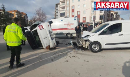 Kamyonet ile otomobil çarpıştı: 2 YARALI