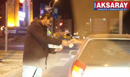 Karayolunda mendil satarak kazanç sağlıyor