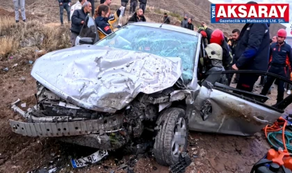 Minibüs ile otomobil kafa kafaya çarpıştı 6 YARALI