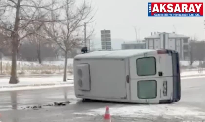 Minibüs yan yattı, facia kıl payı atlatıldı