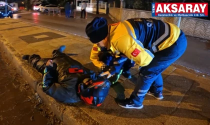 Motosiklet kaydı, kurye yola savruldu