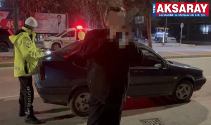 2.14 PROMİL ALKOLLE YAKALANAN SÜRÜCÜ Polisin karşısında içki içmeye devam etti