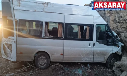 İşçi servisi bahçe duvarına çarptı: 2'si ağır 14 yaralı