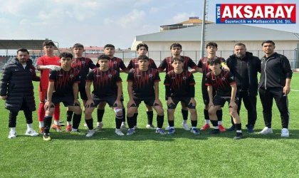 68 Aksaray Belediyespor U15 takımının şampiyonluk sevinci