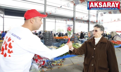 Temizlik görevlileri araçları süsledi, kadınlara gül dağıttı