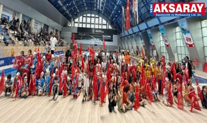 140 MİNİK KULAÇ GELECEĞE YÜZDÜ 23 Nisan coşkusu havuzda başladı