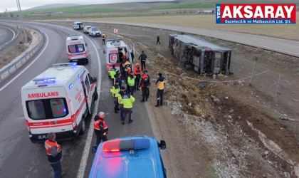 OTOYOLDA 23 YARALI Virajı alamayan otobüs şarampole devrildi