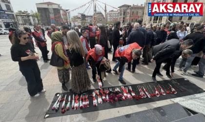 Sendikalar kırmızı karanfil bıraktı