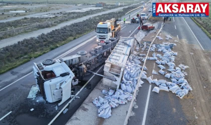 Tır refüje devrildi, yardım için duran araca başka araç çarptı