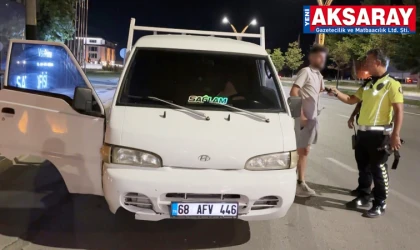 ALKOLLÜ VE EHLİYETSİZ SÜRÜCÜ ‘Aracım arızalandı’ oyununu polis bozdu
