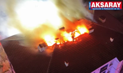 Elektrik panosunda çıkan yangın apartmanın çatısını sardı