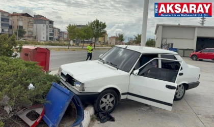 Otomobil refüje çıkıp direği devirdi