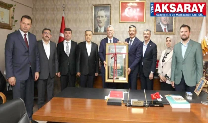 TİCARET BAKANI PROF. DR. ÖMER BOLAT’A AK Parti ziyaretinde tablo hediye edildi