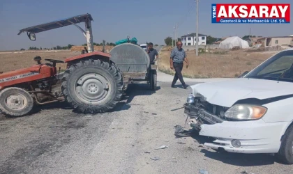 Traktör otomobile çarptı, maddi hasar oluştu