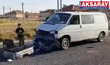 Minibüs 3 tekerli mopede çarptı