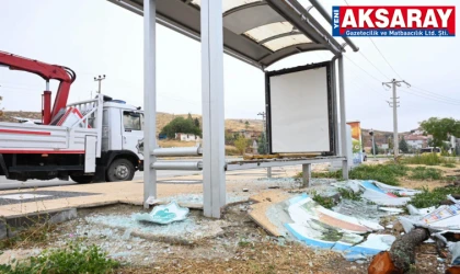 Otobüs durağının camını kıranlara tepki