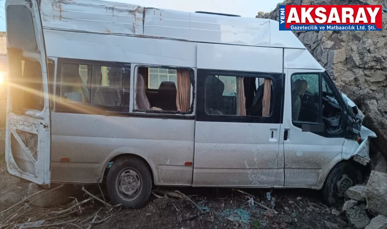 İşçi servisi bahçe duvarına çarptı: 2'si ağır 14 yaralı