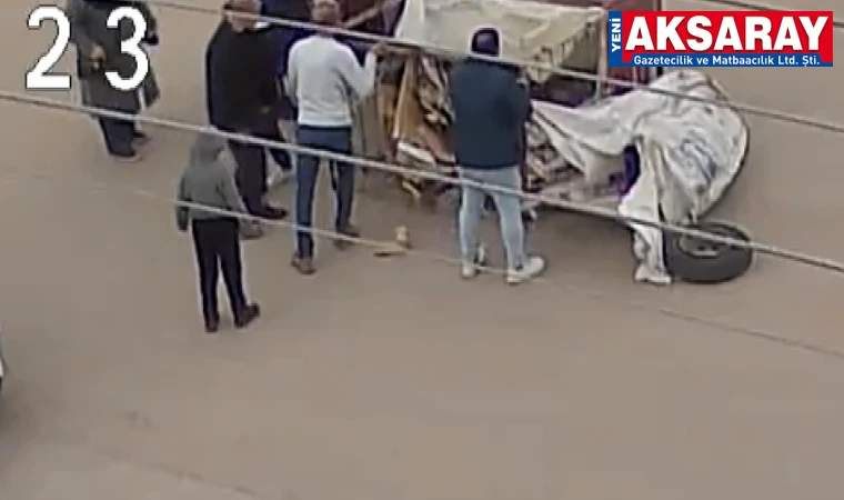 MOTOSİKLET DEVRİLDİ Bacağı kasanın altında kaldı