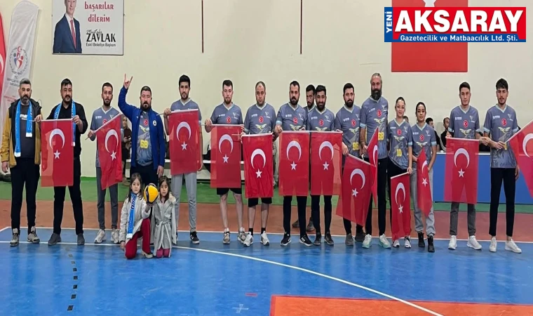 Voleybol takımı sahaya Türk bayraklarıyla çıktı