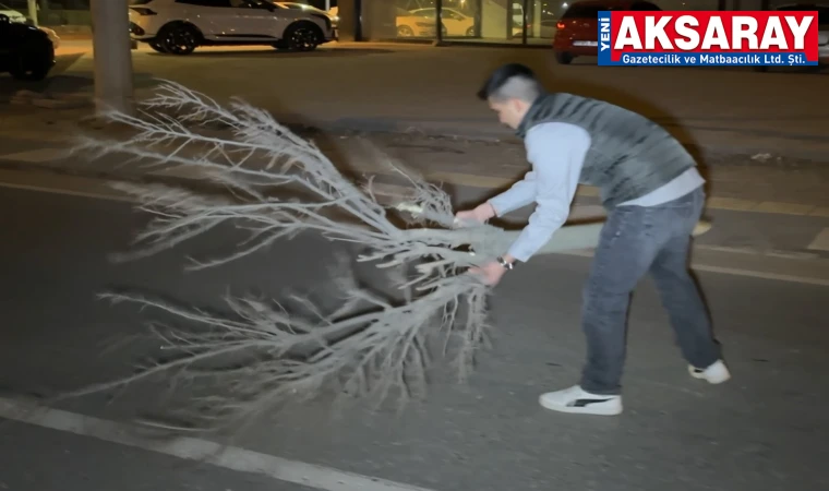 Kaza sonrası cam ve plastik parçaları vatandaş tarafından kaldırıldı
