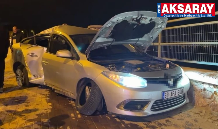 Otomobil önce direğe sonra duvara çarptı
