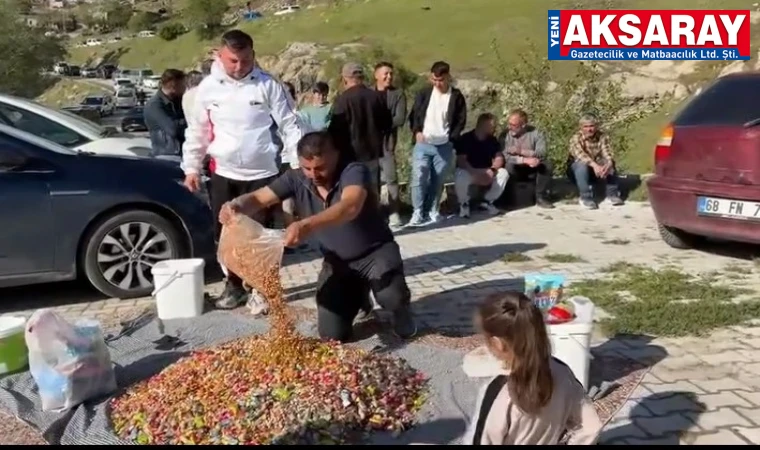 GÜZELYURT’TA ASIRLIK GELENEK YAŞATILDI Kilolarca şeker dualarla dağıtıldı